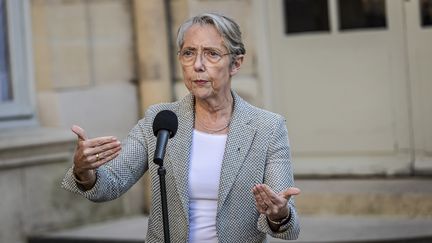 La Première ministre Elisabeth Borne s'exprime auprès des médias après une rencontre avec Sophie Binet, secrétaire générale de la CGT, à l'hôtel Matignon, le 17 mai 2023. (CHRISTOPHE PETIT TESSON / EPA / MAXPPP)