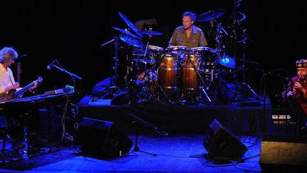 Le Hadouk Trio de gauche à droite : Loy Ehrlich, Steve Shehan, Didier Malherbe
 (Dominique Vérité)