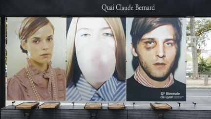 L'affiche de la 12e Biennale d'art contemporain est présente dans toute ville. Les photos qui illustrent l'affiche sont l'oeuvre du photographe américain Roe Ethridge (l'homme à l'oeil au beurre noir). Toutes racontent une histoire vécue par l'artiste, chute, rencontre, voyages.... Toutes sont porteuses d'histoires et invitent le curieux à aller voir plus loin. La biennale s'expose en plusieurs lieux, aux quatre coins de la ville. Le Musée d'art contemporain, à proximité du Parc de la Tête d'Or, la Sucrière (énorme silo au bord de la Saône), la Fondation Bulukian au coeur de la cité, mais aussi Eglise Saint-Just sur les hauteurs.
 (BAC 2013)