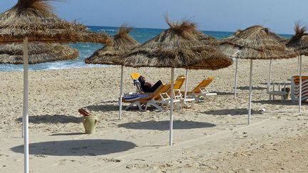 Les Européens de l’Ouest sont (un peu) remplacés par des touristes russes. Mais les vendeurs des plages, les commerçants, les restaurateurs, les hôteliers, tous sont unanimes : les Russes n’achètent rien. Ils séjournent en pension complète où tout est payé d’avance. Résultat : ils ont la réputation de beaucoup boire. Et de beaucoup manger. Un observateur explique discrètement que parfois, le soir, ils dînent deux fois ! Bref, ce ne sont pas des clients intéressants. Et les hôteliers perdent de l’argent. (FTV - Laurent Ribadeau Dumas)