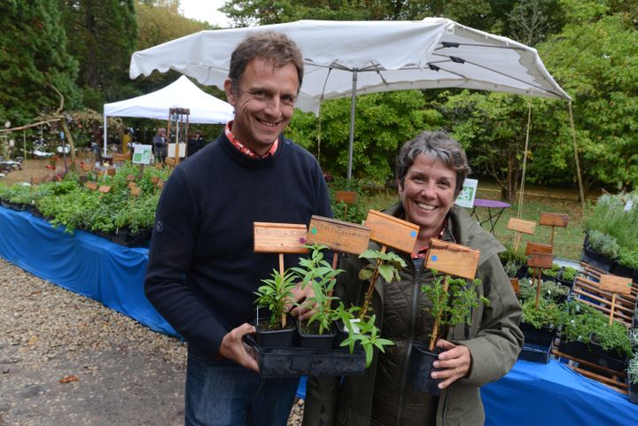 Katia et Laurent Bourgeois. Leur pépinière Arom'antique est installée à Parnans, dans le Drôme des collines.&nbsp; (ISABELLE MORAND / RADIO FRANCE / FRANCE INFO)