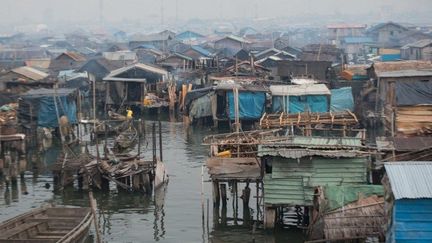 Mais petit à petit, l’espace manque, et la vie s’étend sur l’eau. Elle s’organise dans des baraques improbables, des radeaux qui parfois accueillent une église ou une clinique. (AFP/Stephan Heunis)