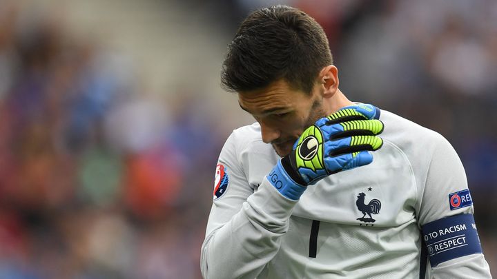 Hugo Lloris, tête basse lors de la finale de l'Euro 2016 perdue par la France contre le Portugal, au Stade de France, le 10 juillet. (PATRIK STOLLARZ / AFP)