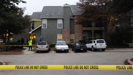 La police enqu&ecirc;te dans le logement o&ugrave; ont &eacute;t&eacute; retrouv&eacute;s sept morts d'une m&ecirc;me famille &agrave; Grapevine, au Texas (Etats-Unis), le 25 d&eacute;cembre 2011. (LARRY W. SMITH / EPA / MAXPPP&nbsp;)