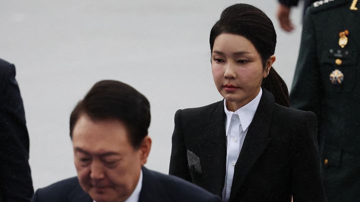 La première dame sud-coréenne Kim Keon-hee, avec son mari Yoon Suk-yeol, le 1er octobre 2024 à Seongnam. (KIM HONG-JI / AFP)