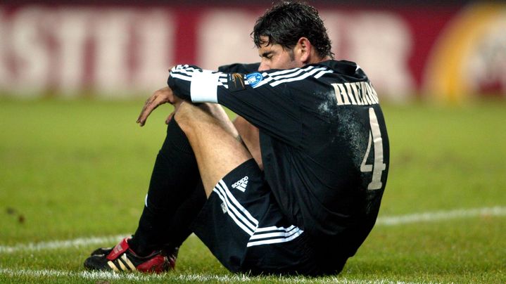 Le capitaine du Real Madrid, Fernando Hierro, apr&egrave;s un nul &agrave; Gand (Belgique), le 12 novembre 2002. (BOUCAU-MOSSAY-DE VOECHT / BELGA)