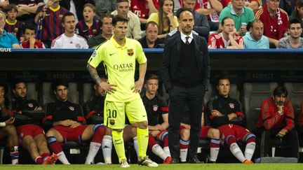 Lionel Messi et Pep Guardiola côte à côte à l'Allianz Arena le 12 mai 2015, alors que l'entraîneur catalan dirige le Bayern Munich face au FC Barcelone de Messi en Ligue des champions. (ODD ANDERSEN / AFP)