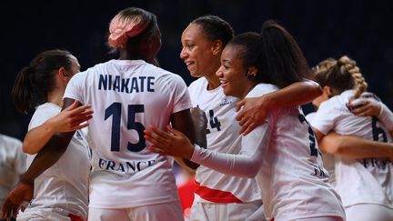 Le soulagement des Bleues après leur victoire contre le Brésil aux Jeux de Tokyo, le 2 août 2021. (FRANCK FIFE / AFP)