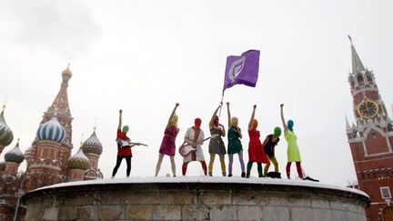 Les membres du groupe chantent, le 20 janvier 2012, sur le toit d’un bâtiment de la Place rouge à Moscou, le Lobnoye Mesto.  Lieu hautement symbolique : c’est là où étaient annoncés les décrets du Tsar et où se déroulaient certaines exécutions publiques. 
 
En décembre 2011, elles réalisent une autre performance haut-perchée, sur le toit d’un immeuble proche du commissariat où est détenu le blogueur contestataire Alexeï Navalny. (REUTERS/Denis Sinyakov)