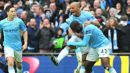 Vincent Kompany félicite Yaya Touré sous les yeux de Samir Nasri