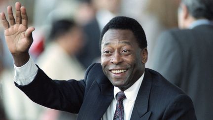 L'ancien numéro 10 de la sélection du Brésil, qui a également occupé notamment le poste de ministre des Sports, Pelé, tout sourire, le 11 mars 1995. (OMAR TORRES / AFP)