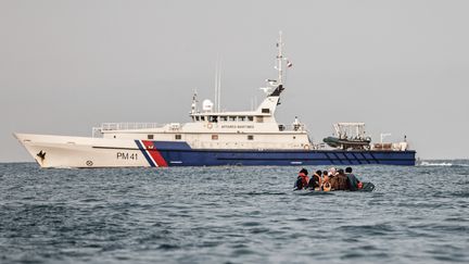 Des migrants tentent la traversée de la Manche, le 11 septembre 2020. (SAMEER AL-DOUMY / AFP)