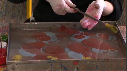 Une fois séchées et polies, les feuilles de papier sont vendues à des relieurs de livres. (FRANCE 3)