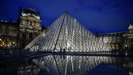 Le musée du Louvre vu de l'extérieur, le 29 octobre 2020.&nbsp; (STEPHANE DE SAKUTIN / AFP)