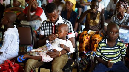 Un enfant ayant survécu à Ebola est nourri par un autre survivant, le 11 novembre 2014, dans un centre de traitement à Hastings (Sierra Leone). (FRANCISCO LEONG / AFP)