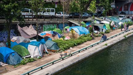 Un campement de migrants, le long du Canal Saint Martin, à Paris, le 15 mai 2018. (MAXPPP)