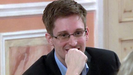 Capture d'&eacute;cran d'une vid&eacute;o pr&eacute;sentant Edward Snowden lors d'un d&icirc;ner &agrave; Moscou (Russie), le 9 octobre 2013. (WIKILEAKS / AFP)