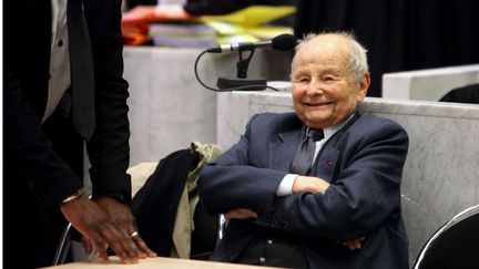 Jacques Servier, le fondateur des laboratoires Servier, &agrave; l'ouverture du proc&egrave;s du Mediator &agrave; Nanterre (Hauts-de-Seine), le 21 mai 2013. (THIBAULT CAMUS / AP / SIPA)