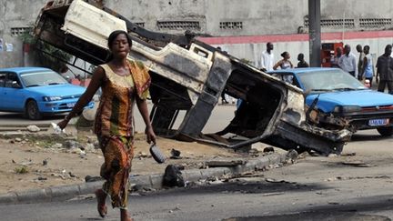 A Abidjan, une voiture des Nations Unies incendiée (AFP/SIA KAMBOU)