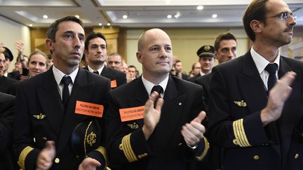 Les pilotes d'Air France lors d'une&nbsp;une assembl&eacute;e g&eacute;n&eacute;rale &agrave; l'a&eacute;roport de Paris Roissy-Charles-de-Gaulle, le 17 septembre 2014. (ERIC FEFERBERG / AFP)