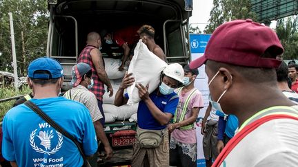 L'ONU organise une&nbsp;distribution de sacs de riz à Rangoun&nbsp;(Birmanie), le 21 mai 2021. (AFP)