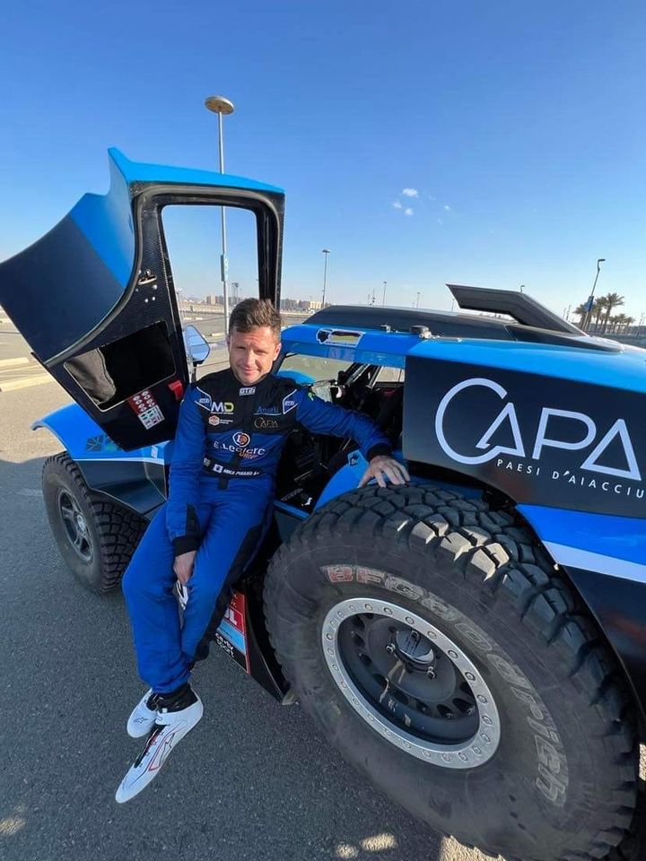 Mika Pisano avec son buggy à bord duquel il a pris la 13e place du Dakar 2022. (DR / Franceinfo: sport)