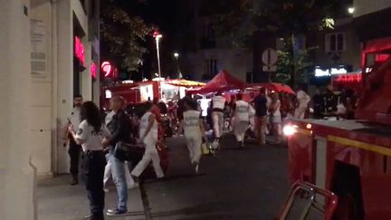 Les pompiers évacuent des personnes, lors d'un incendie dans le 16e arrondissement de Paris, le 15 septembre 2019.&nbsp; (FRANCE TELEVISIONS)