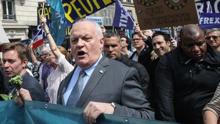 François Asselineau aux côtés des militants de l'UPR, le 1er mai 2019 à Paris. (JACQUES DEMARTHON / AFP)