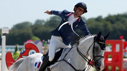 Stéphane Landois et son cheval Chaman Dumontceau ont contribué à la médaille d'argent des Français lors du concours complet d'équitation par équipes. Au Château de Versailles, Stéphane Landois, Karim Laghouag et Nicolas Touzaint n'ont pas réussi à détrôner les champions olympiques britanniques, le 29 juillet 2024. (KEVIN C. COX / GETTY IMAGES EUROPE)