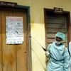 Deux membres de la Croix-Rouge en charge de la d&eacute;sinfection de l'h&ocirc;pital de Kelle (R&eacute;publique d&eacute;mocratique du Congo), le 9 mars 2003.&nbsp; (DESIREY MINKOH / AFP)