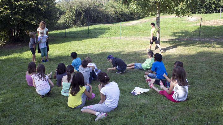 Des enfants participent &agrave; l'atelier cirque, propos&eacute; dans le cadre des activit&eacute;s p&eacute;riscolaires, &agrave; Ferc&eacute;-sur-Sarthe (Sarthe), le 8 septembre 2014. (VIOLAINE JAUSSENT / FRANCETV INFO)