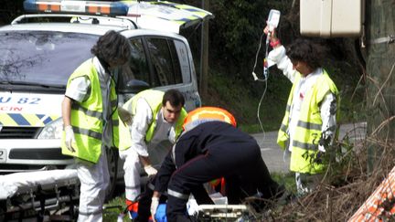 Les services d'urgence prennent en charge Laurent Jalabert, percut&eacute; par une voiture, le 11 mars 2013, &agrave; Montauban. (MAXPPP)