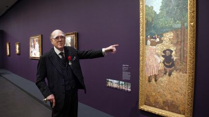 Spencer Hays, grand habitué du musée d'Orsay, ici en 2013 devant une toile d'Edouard Vuillard "Les Premiers Pas" (1894), l'une de ses peintures favorites. (FRANCOIS GUILLOT / AFP)