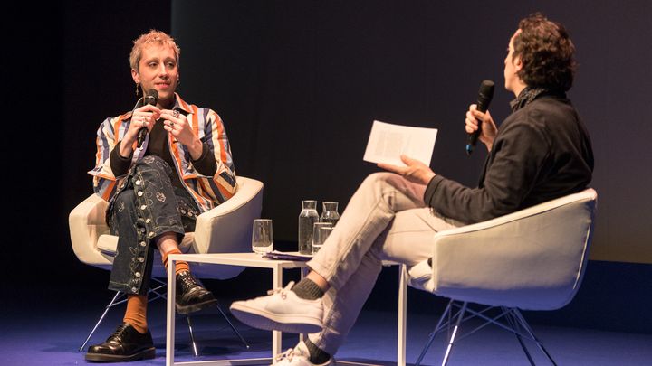 Hugo Bardin, alias Paloma, réalisateur, comédien et vainqueur de Drag Race France et Stéphane Foenkinos, scénariste et réalisateur ont échangé dans le cadre du Festival Séries Mania autour de la mode dans les séries. (Alexandre Marouze - Séries Mania)