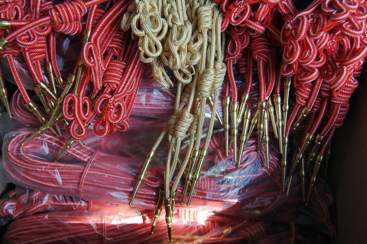 Des aiguillettes militaires fabriquées dans une usine de passementerie de la Sarthe (juillet 2013)
 (JF Monnier / AFP)