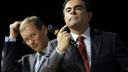 Le DG délégué de Renault, Patrick Pelata, et le N°1 du groupe, Carlos Ghosn, à Boulogne-Billancourt, le 11 février 2011. (AFP/PATRICK KOVARIK)