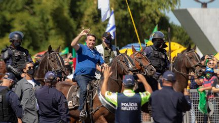 Le président du Brésil Jair Bolsonaro au milieu de la foule sur un cheval de la police, le 31 mai 2020 à Brasilia.&nbsp; (JOEDSON ALVES / MAXPPP)