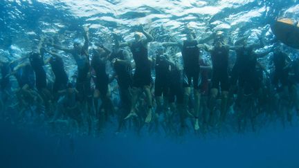 Des participants &agrave; l'Ironman, un des triathlons les plus durs au monde, patientent avant le coup d'envoi de la course &agrave; Kailua-Kona (Hawa&iuml;), le 12 octobre 2013. (HUGH GENTRY / REUTERS)