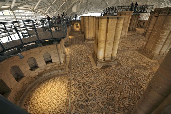 Les visiteurs contemplent la mosaïque depuis des passerelles, le 28 octobre 2021 à Jéricho (ABBAS MOMANI / AFP)