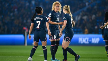 Kheira Hamraoui en discussion avec Sakina Karchaoui et Paulina Dudek, le 30 mars 2022 lors du quart de finale retour de Ligue des champions face au Bayern Munich, au Parc des Princes (Paris). (VICTOR JOLY / AFP)