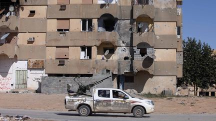 Un immeuble d&eacute;truit &agrave; Bani Walid (Libye), le 18 octobre 2011. (REUTERS / ISMAIL ZETOUNI)