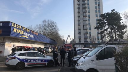 Le feu a pris jeudi dans une tour de quinze étages au 2&nbsp;avenue de Savigny, à Aulnay-sous-Bois, en Seine-Saint-Denis, le 21 février 2019. (ADRIEN BOSSARD / RADIO FRANCE)