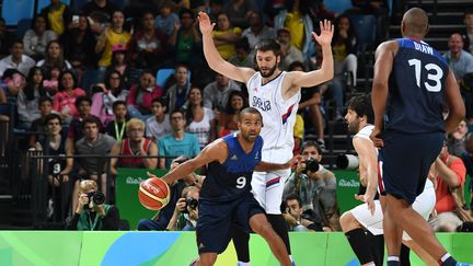 Tony Parker lors du match de la France contre la Serbie lors des matchs de poule aux Jeux olympiques de Rio, le 10 août 2016. (MARK RALSTON / AFP)