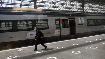 Un TER Centre Val-de-Loire stationne à la gare de Tours le 8 août 2021. (MAGALI COHEN / HANS LUCAS)