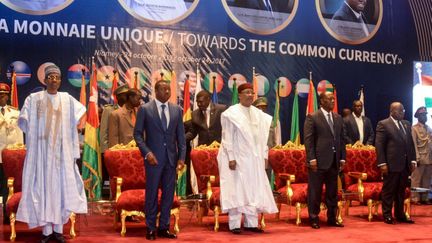 De gauche à droite, les présidents Muhammadu Buhari (Nigeria), Faure Gnassingbe (Togo), Mahamadou Issoufou (Niger), Alassane Ouattara (Côte d'Ivoire) et Nana Akufo-Addo (Ghana) assistent à la cérémonie d'ouverture du sommet des chefs d'Etat de la Communauté économique des Etats de l'Afrique de l'Ouest (Cédéao) sur la création de la monnaie unique, le 24 octobre&nbsp;2017 à Niamey, au Niger.&nbsp; (BOUREIMA HAMA / AFP)