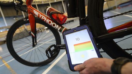 L'UCI a développé un scanner pour détecter les moteurs dans le cyclisme (FABRICE COFFRINI / AFP)