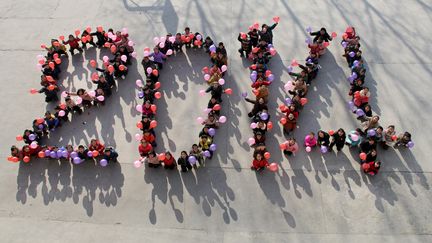 Des enfants f&ecirc;tent le passage &agrave; la nouvelle ann&eacute;e, dans la province chinoise du Henan, le 31 d&eacute;cembre 2013. (IMAGECHINA / AFP)