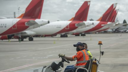 Sur l'aéroport&nbsp;international El Dorado de Bogota (Colombie), le 25 juin 2020. (JUAN BARRETO / AFP)