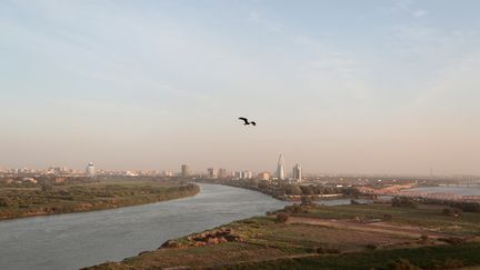 Le Nil Bleu et le Nil blanc se rejoignent à Khartoum au Soudan pour former le Nil.&nbsp; (ZOHRA BENSEMRA / REUTERS)