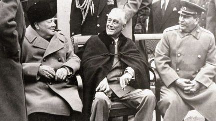 Le Premier ministre britannique Winston Churchill et les présidents américain Franklin Roosevelt et soviétique Joseph Staline, le 4 février 1945, à l'ouverture de la conférence de Yalta. (The Art Archive / CCI )